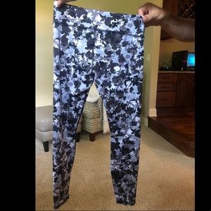 Black and white fabletics leggings
